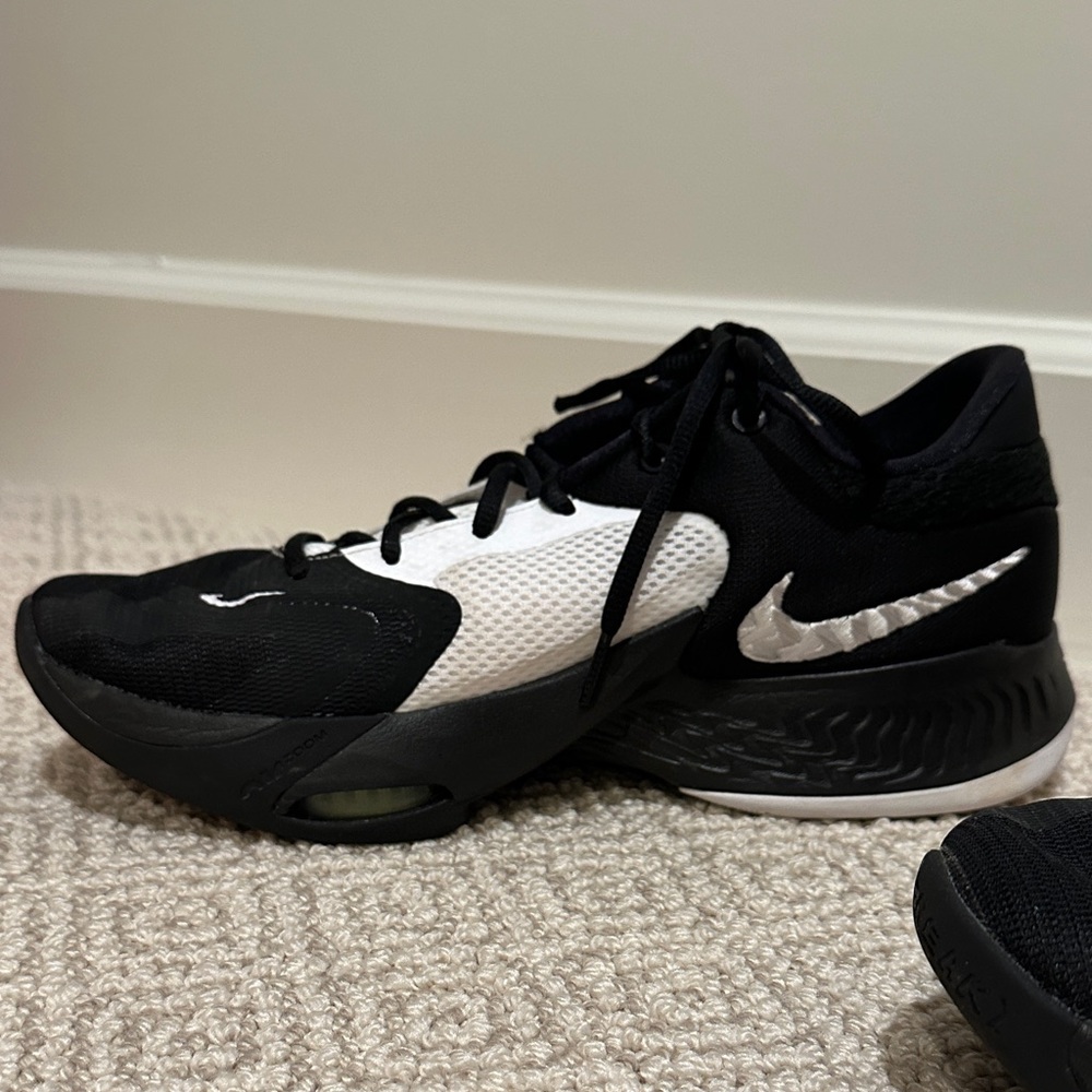 Men’s / Boys Nike size 10 Black and White FREAK basketball 🏀 Sneakers